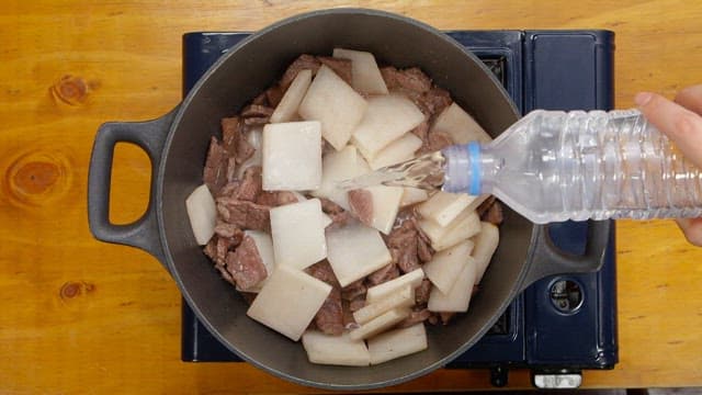 소고기무국이 요리되는 냄비에 물 붓기