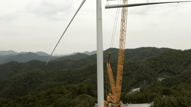 산 위의 풍력 터빈 건설 현장