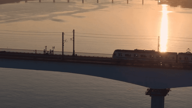 해질녘 다리를 건너는 기차