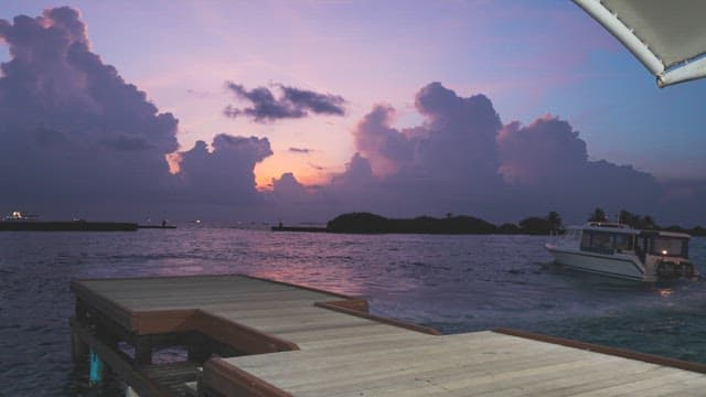 보트가 있는 바다 위의 고요한 일몰