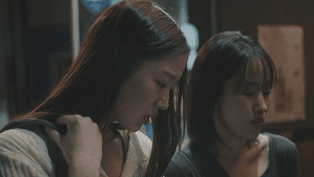 집중해서 내려다 보는 두 여성