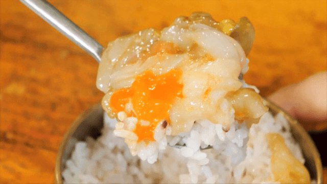 신선한 간장게장이 올라간 한국식 밥