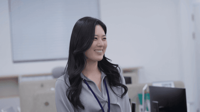 사무실에서 미소 짓는 직장인