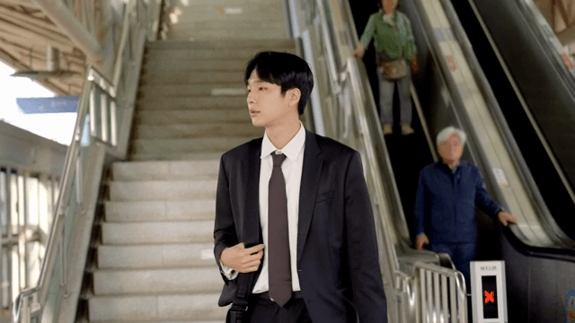 지하철을 타기 위해 계단을 내려온 직장인 남성