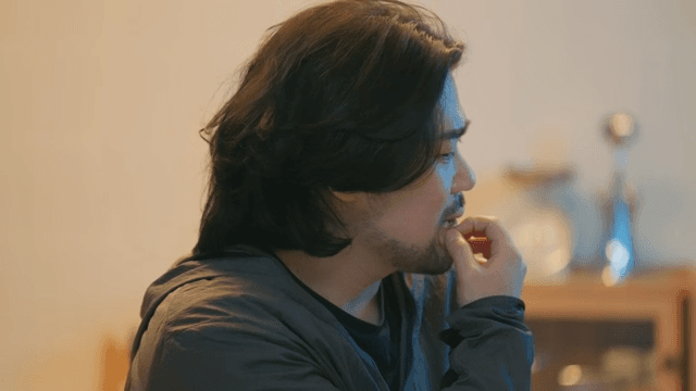 깊은 생각에 빠진 후 결정을 내린 남자