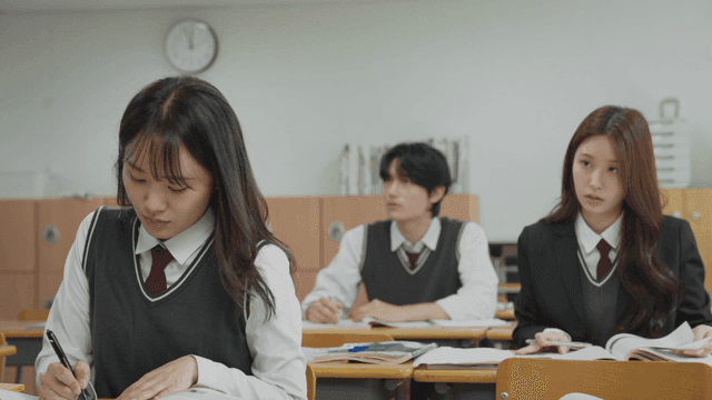 수업 중 집중하는 학생들