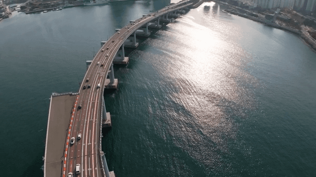 도시 스카이라인과 물 위의 다리