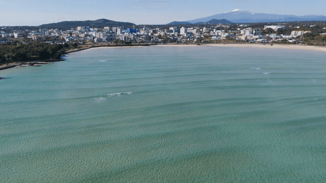 맑은 푸른 바다와 해안 도시