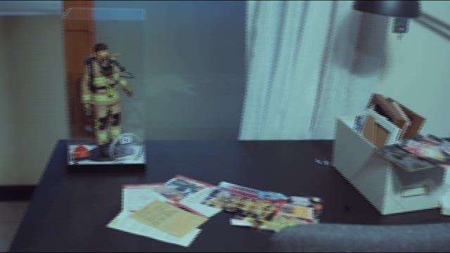 어수선한 책상 옆으로 보이는 이삿짐 박스들