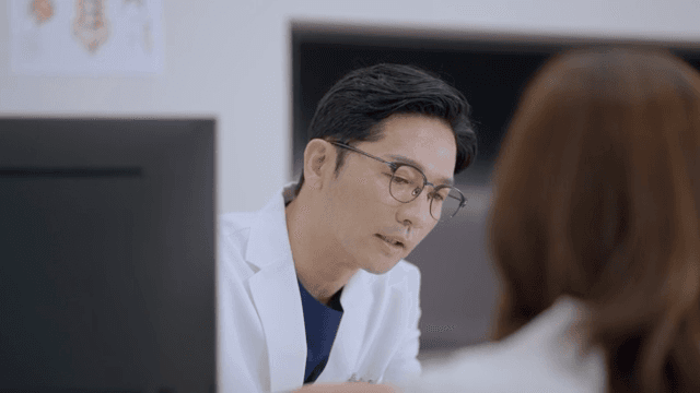환자와 상담하는 의사