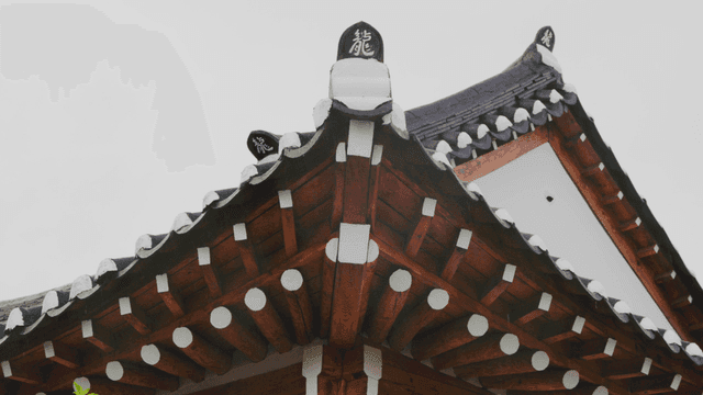 정교한 디자인의 한국 전통 지붕 기와 처마