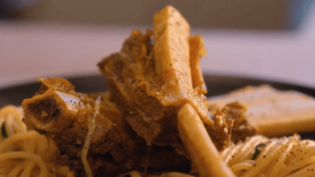 접시에 담긴 고기와 소스의 파스타