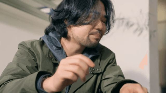 핸드폰을 사용하며 스트레스를 받는 남성