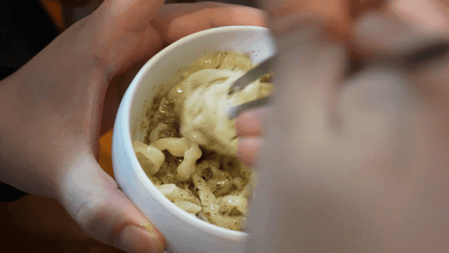 Chicken and arrowroot noodles mixed with perilla oil sauce and eaten with chopsticks