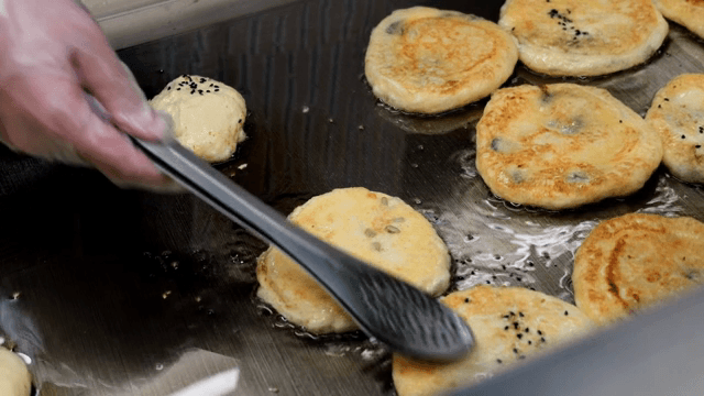 철판에서 구워지는 한국 호떡