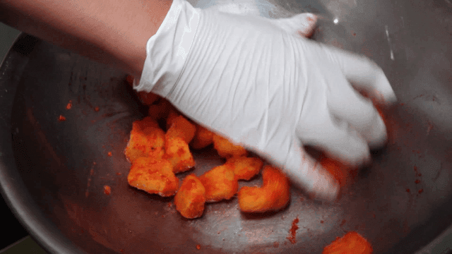 스텐 그릇에서 버무려지는 딸기 가루에 망고