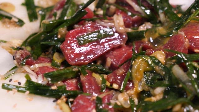 접시 위 신선한 채소와 버무려 먹는 육회