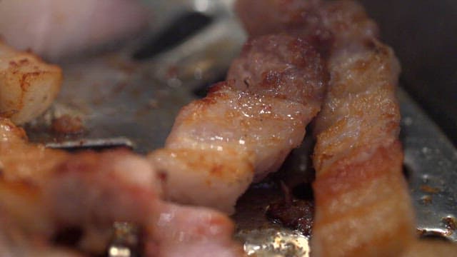 그릴에서 지글거리는 삼겹살