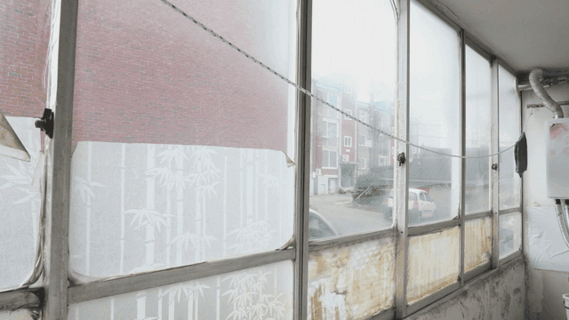창문을 통해 본 주거 지역 거리