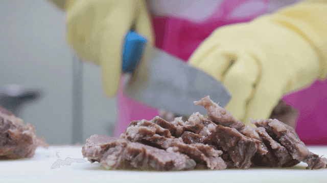 칼로 익힌 고기를 자르는 모습