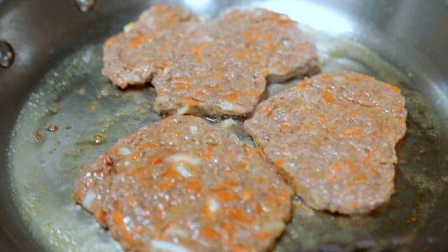 프라이팬에서 패티를 요리하는 모습