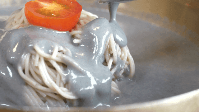 방울토마토가 올려진 서리태 메밀면