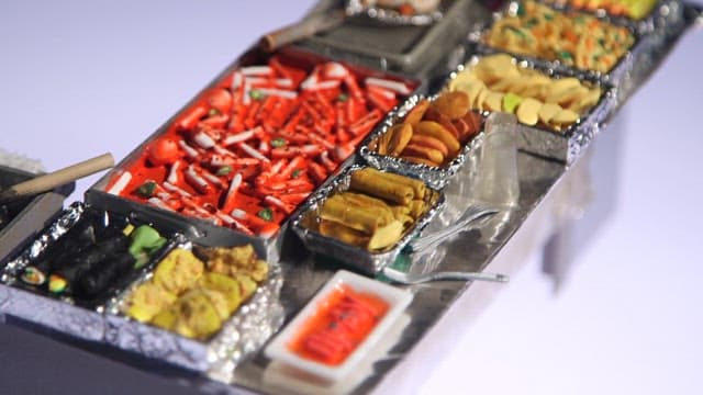 다양한 먹거리가 있는 분식집 포장마차를 표현한 디오라마