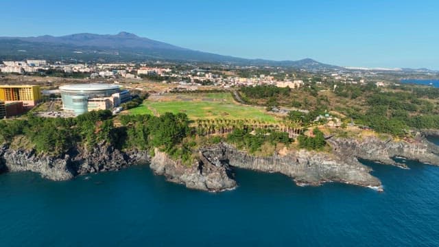 절벽과 건물이 있는 해안 도시 풍경