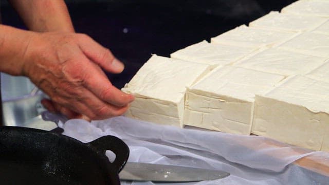 갓 만든 두부 준비 중