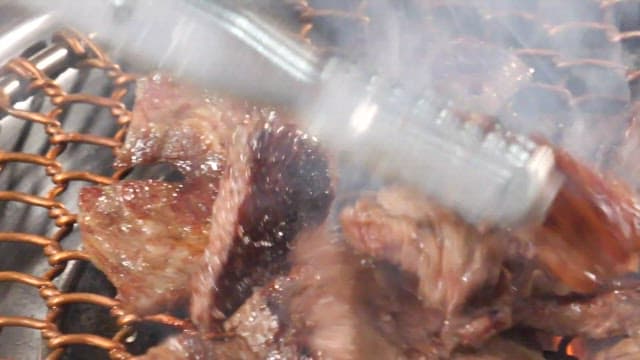 그릴 위에서 지글거리는 소고기