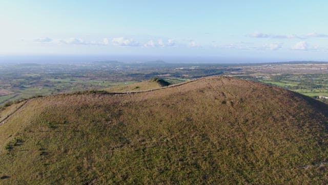 넓은 언덕 풍경의 전경
