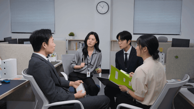 네 명의 동료와의 사무실 회의