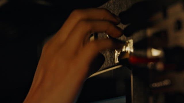 다양한 기계 장비를 활용하는 모습