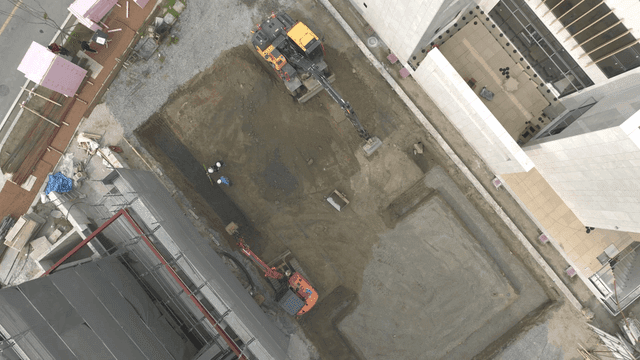 굴착기와 작업자가 있는 건설 현장