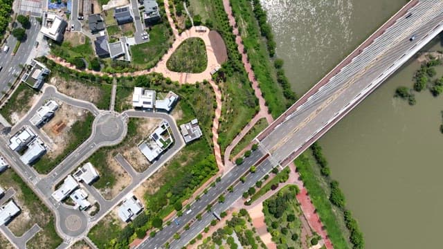 물 위의 다리를 달리는 자동차들