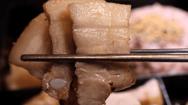 젓가락으로 잡은 보쌈