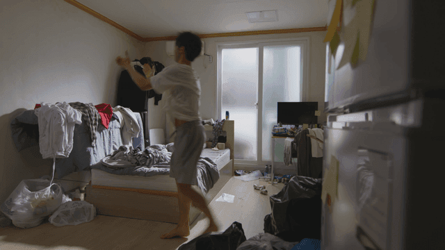 잠에서 깨 벌레를 잡는 남자