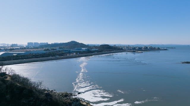 간조가 가까워지는 바닷가 해안도시의 전망