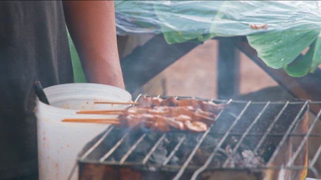 숯불에 꼬치를 굽는 모습