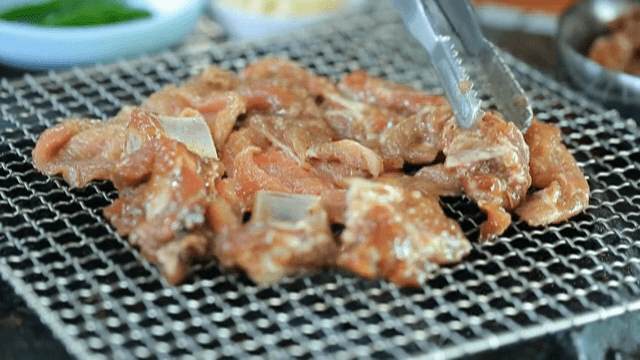 바비큐에서 구워지는 양념 갈비