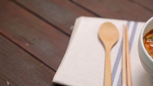 테이블에 플레이팅된 매운 장칼국수 한 그릇