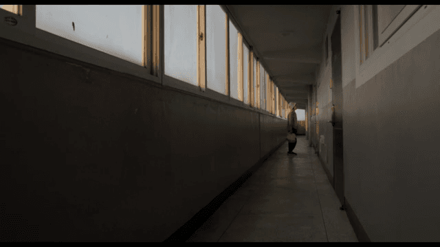 어두운 복도에 서 있는 노인