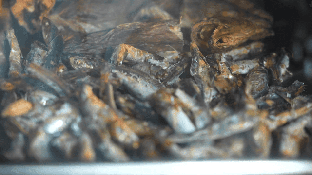 오븐 트레이에 구워지는 말린 멸치