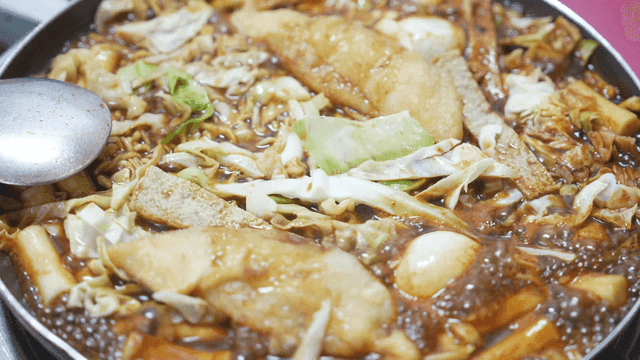 Instant tteokbokki with fish cake and vegetables