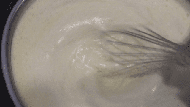 믹싱 볼에서 반죽을 휘젓는 거품기