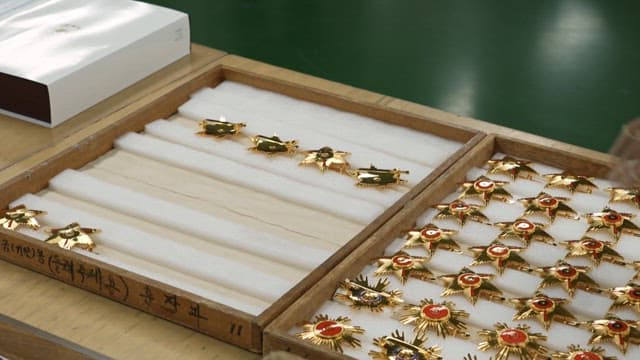 금속 훈장을 만드는 작업 과정