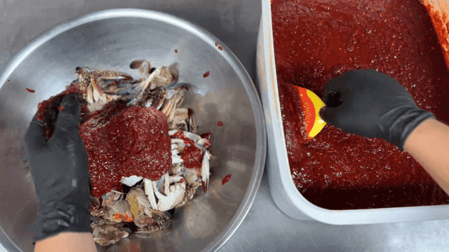 매운 양념이 부어지는 양념게장