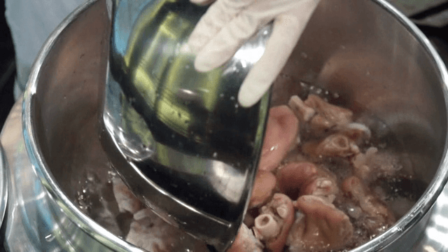 냄비에 돼지 족발을 넣는 장면