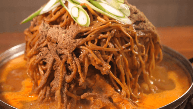 고구마순이 올려진 감자탕