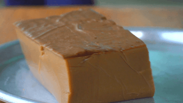 쟁반 위에서 찰랑거리는 도토리묵